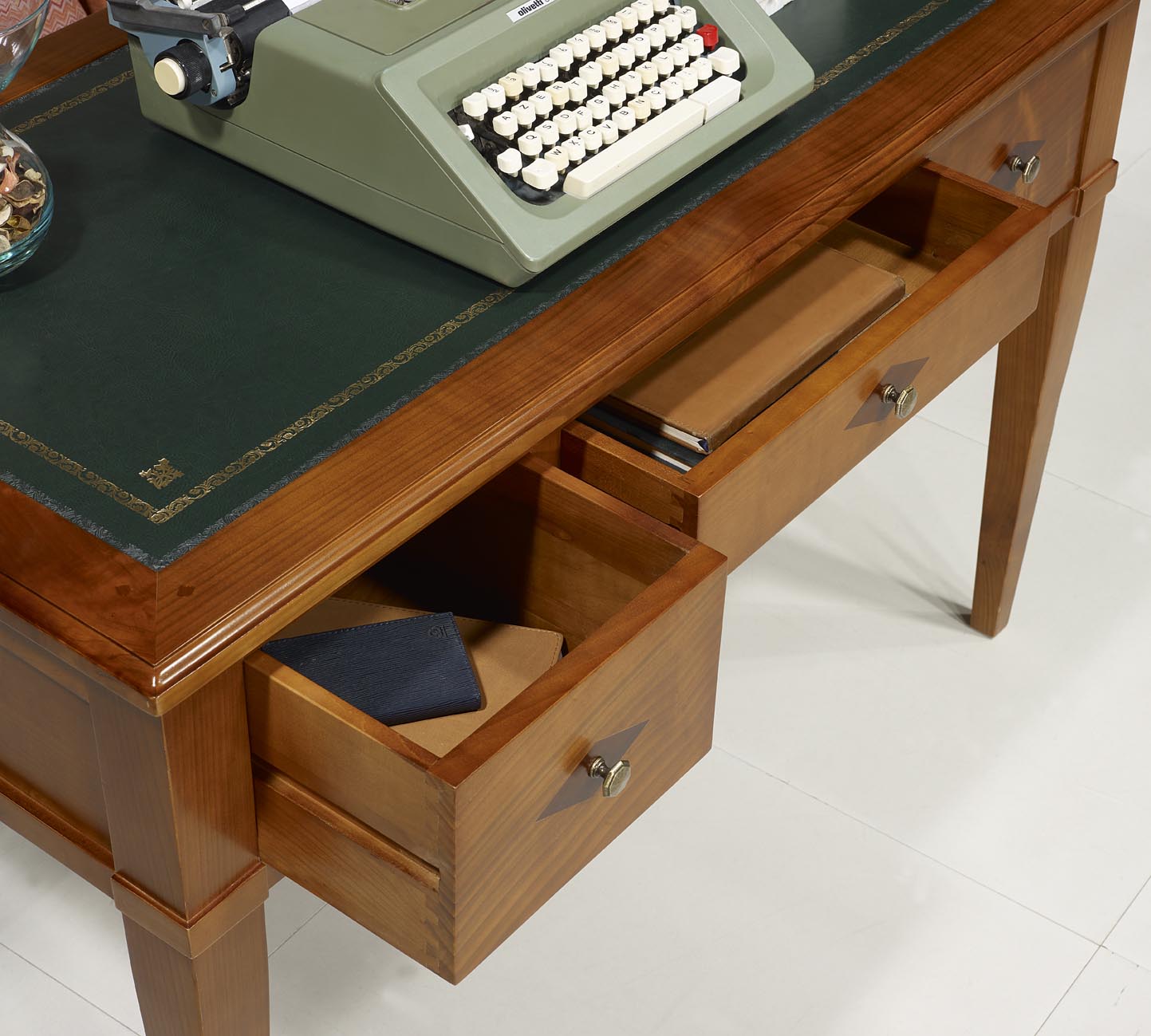 Bureau 3 tiroirs 12 ministre Clémentine en Merisier Massif de style Directoi -> Bureaux Style Ministre Bureau 3 tiroirs 12 ministre Clémentine en Merisier Massif de style Directoi -> Bureaux Style Ministre