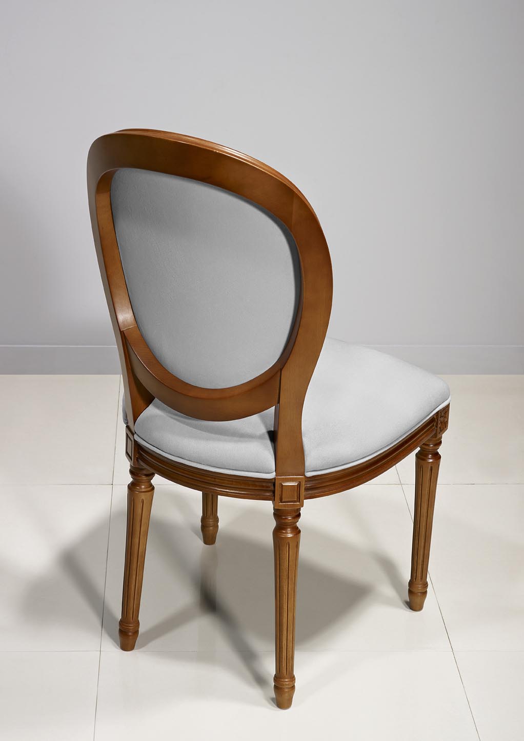 Chaise Emeline en Merisier Massif de style Louis XVI Suedine Gris Clair